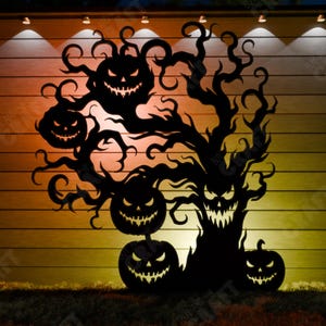 Peut inclure: Silhouette noire d'un arbre effrayant avec des visages de citrouilles sur les branches et le tronc. L'arbre est placé sur un fond en bois avec des lumières jaunes chaudes.