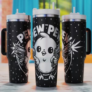 Könnte beinhalten: Drei schwarz-weiße Edelstahlbecher mit einem Cartoon-Küken, das Waffen hält, und dem Text "PEW PEW" auf der Vorderseite.