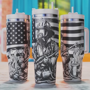 Könnte beinhalten: Drei Edelstahlbecher mit einem schwarz-weißen amerikanischen Flaggenmuster. Der mittlere Becher zeigt einen Feuerwehrmann mit Gasmaske und Schlauch. Der Text "FDNY 11" ist auf dem Helm des Feuerwehrmanns zu sehen.