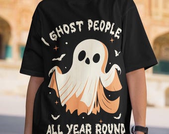 Peut inclure: T-shirt noir avec un motif de fantôme blanc et le texte "I ghost people all year round".