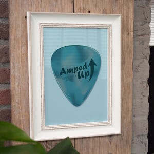 Poster "Amped Up Guitar Pick", design blu brillante, regalo per musicisti, arredamento per la casa per gli amanti della musica, arte di una band rock, arte murale alla moda, poster elegante