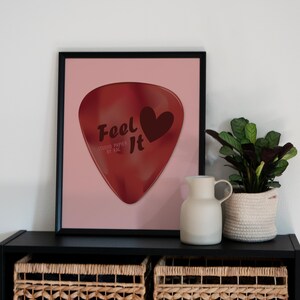 Poster "Feel It Guitar Pick", stampa artistica in rosso acceso, regalo per musicisti, decorazione musicale per la casa, arte di una band rock, decorazione murale a forma di cuore, decorazione murale alla moda