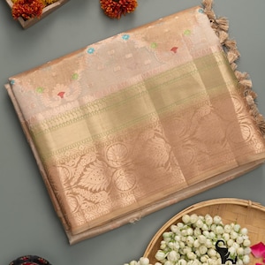 Beige groene banarasi chiniya zijden sari: gebloemde rangkaat (gestikte blouse, maat 38-42)