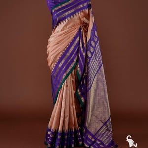 Sari de seda Gadwal em tom pêssego puro com bordas roxas, zari de trama dupla e blusa | Silk Mark Certified | Pronto para vestir