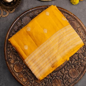 Saree di seta Banarasi Mashru giallo senape: modello Butta intrecciato Zari
