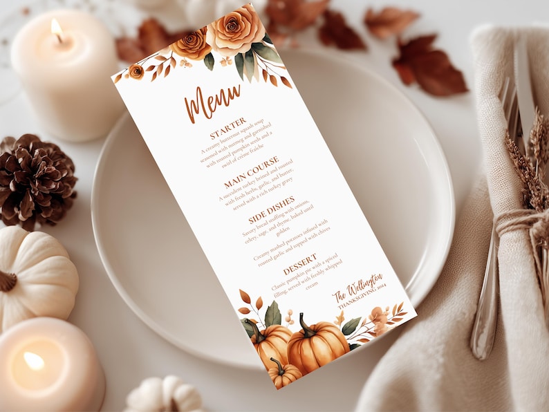 K&ouml;nnte beinhalten: Eine Thanksgiving-Men&uuml;karte mit floralem und K&uuml;rbis-Design. Das Men&uuml; bietet eine Vorspeise, einen Hauptgang, Beilagen und ein Dessert. Die Karte liegt auf einem wei&szlig;en Teller mit Kerzen und K&uuml;rbissen im Hintergrund.