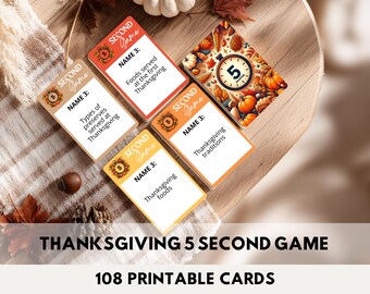 以下が含まれることがあります： 「Thanksgiving 5 Second Game」と「108 Printable Cards」のテキストを含む、感謝祭をテーマにしたゲームカード。カードには、感謝祭の食べ物や伝統などのトピックが、タイマーのグラフィックとともに表示されています。