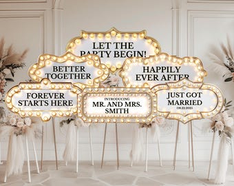 Könnte beinhalten: Eine Sammlung von sechs goldgerahmten Leuchtschildern mit warmweißen Glühbirnen. Die Schilder tragen den schwarzen Text: LET THE PARTY BEGIN!, BETTER TOGETHER, HAPPILY EVER AFTER, FOREVER STARTS HERE, INTRODUCING MR. AND MRS. SMITH und JUST GOT MARRIED 08.22.2025.