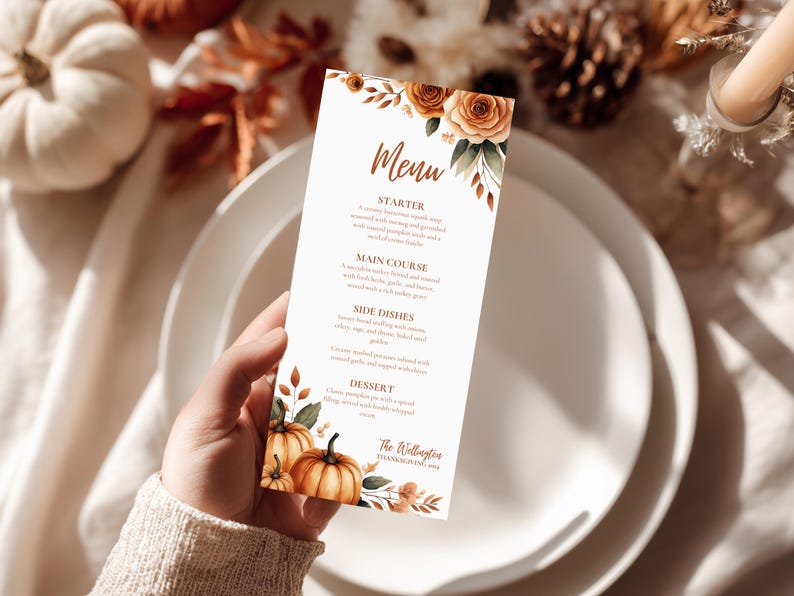 K&ouml;nnte beinhalten: Eine Men&uuml;karte mit Herbstthema, mit Aquarellk&uuml;rbissen und floralen Akzenten. Die Speisekarte enth&auml;lt Abschnitte f&uuml;r Vorspeise, Hauptgericht, Beilagen und Dessert. Der Text lautet "Menu" in eleganter Schrift.