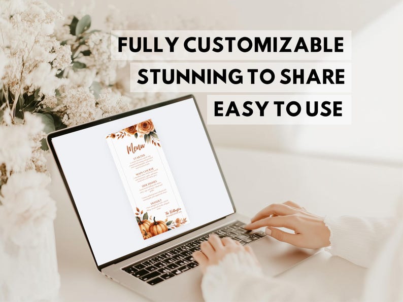 K&ouml;nnte beinhalten: Ein Laptop zeigt ein Men&uuml;design mit herbstlichen Elementen. Das Men&uuml; enth&auml;lt florale Akzente, K&uuml;rbisse und das Wort "Men&uuml;" oben. Der Text auf dem Bildschirm lautet "FULLY CUSTOMIZABLE, STUNNING TO SHARE, EASY TO USE."
