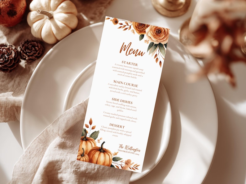 K&ouml;nnte beinhalten: Eine Thanksgiving-Men&uuml;karte mit floralen und K&uuml;rbis-Illustrationen. Das Men&uuml; bietet eine Vorspeise, ein Hauptgericht, Beilagen und ein Dessert. Das Men&uuml; befindet sich auf einem wei&szlig;en Teller mit einer Leinen-Serviette und K&uuml;rbissen.