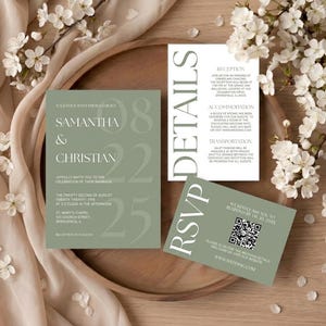 Puede incluir: Conjunto de invitaciones de boda en verde salvia y blanco. La tarjeta principal anuncia "Samantha & Christian" con la fecha. Las tarjetas adicionales proporcionan detalles y RSVP, incluyendo un código QR. El conjunto se presenta sobre una superficie de madera con detalles florales.