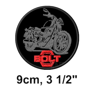 Könnte beinhalten: Gestickter Aufnäher mit einem Motorrad-Design in Grau auf schwarzem, kreisförmigem Hintergrund. Das Wort "BOLT" ist rot. Der Aufnäher hat einen Durchmesser von 9 cm.