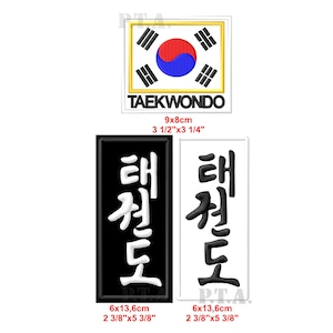 Può includere: Tre toppe ricamate per Taekwondo. La prima toppa è una toppa bianca con un bordo giallo e la bandiera sudcoreana al centro. Il testo "TAEKWONDO" è sotto la bandiera. La seconda toppa è una toppa nera con testo bianco che recita "태권도". La terza toppa è una toppa bianca con testo nero che recita "태권도".