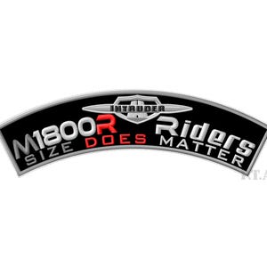 Könnte beinhalten: Ein schwarzer und silberner Aufnäher mit dem Text "M1800R SIZE DOES Riders MATTER" in weißer und roter Schrift. Das Wort "INTRUDER" steht über dem Text. Der Aufnäher hat eine gebogene Form.