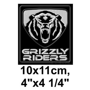 Op de afbeelding: Geborduurde patch met een brullende grizzlybeer-kop in een schild. De tekst "GRIZZLY RIDERS" staat eronder. Afmetingen: 10x11cm.