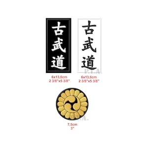 Peut inclure: Deux patchs brodés noir et blanc avec les caractères japonais pour "Kodo" (signifiant "Voie Ancienne") en blanc. Les patchs mesurent 6 cm x 13,6 cm. En dessous des patchs se trouve un patch brodé doré avec un motif de fleur stylisé à trois pétales. Le patch de fleur a un diamètre de 7,5 cm.