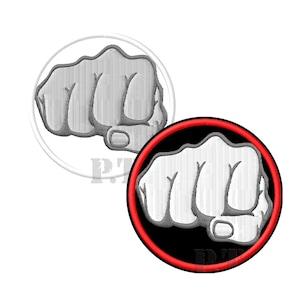 Puede incluir: Dos parches bordados con un diseño de puño cerrado. Un parche es un puño gris dentro de un círculo blanco. El otro parche es un puño gris dentro de un círculo negro con un borde rojo. Los parches están sobre un fondo blanco.