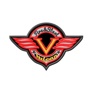 Pode incluir: Um emblema bordado com um círculo central preto e uma letra V amarela, rodeado por asas vermelhas e brancas. O texto Fire & Steel está arqueado acima, e a palavra Vulcan está arqueada abaixo, ladeada por duas pequenas estrelas pretas.