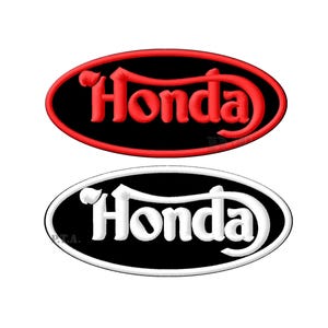 Peut inclure: Deux écussons ovales brodés avec le mot "Honda". L'un présente un logo rouge sur fond noir avec un bord rouge. L'autre présente un logo blanc sur fond noir avec un bord blanc.