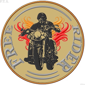 Puede incluir: Emblema circular con un motociclista en una motocicleta negra. Las palabras "FREE RIDER" están bordadas alrededor del borde en plata. El fondo es beige con detalles de llamas naranjas y rojas.