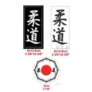 Peut inclure: Trois patchs brodés représentant les caractères japonais pour "Judo" en noir et blanc. Les deux premiers patchs sont rectangulaires et mesurent 6 cm sur 13,6 cm. Le troisième patch est rond et mesure 8 cm de diamètre. Le patch rond présente un cercle rouge au centre.