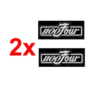 以下が含まれることがあります： 「moo four」という文字が白でスタイリッシュなフォントで書かれた、黒と白のステッカー2枚