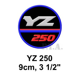 Op de afbeelding: Geborduurde patch met een cirkelvormig ontwerp. De patch heeft de tekst "YZ 250" in wit en rood, tegen een zwarte achtergrond. Een blauwe rand omringt het ontwerp. De patch meet 9 cm in diameter.