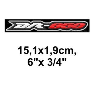 Könnte beinhalten: Gestickter Aufnäher mit dem Text "DR-650" in Weiß und Rot, weiß umrandet, auf schwarzem Hintergrund. Maße: 15,1 cm x 1,9 cm (6" x 3/4").
