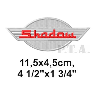 Könnte beinhalten: Ein Set aus drei Keramikbechern mit gesprenkelter, matter Oberfläche. Die Becher sind in Creme-, Hellgrau- und Dunkelgrautönen gehalten. Jeder Becher hat ein schlichtes, minimalistisches Design und einen abgerundeten Henkel. Die Becher sind aufeinander gestapelt.