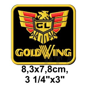 Könnte beinhalten: Gestickter Aufnäher mit schwarzem Hintergrund und goldenem und rotem Emblem. Das Emblem zeigt ein stilisiertes Flügeldesign mit den Buchstaben "GL" in der Mitte. Der Text "GOLD WING" steht darunter. Misst 8,3cm x 7,8cm.