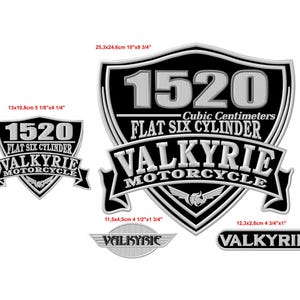Op de afbeelding: Vier zilveren en zwarte motorfiets patches met de tekst "1520 Kubieke Centimeter Flat Six Cylinder Valkyrie Motorcycle".
