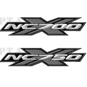 Könnte beinhalten: Zwei gestickte Aufnäher mit den Schriftzügen "NC700X" und "NC750X". Das Design zeigt einen grauen, strukturierten Hintergrund mit schwarzen Umrissen und weißen Buchstaben, für Motorradfans.