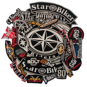 Könnte beinhalten: Eine Sammlung von gestickten Motorrad-Patches mit verschiedenen Designs, darunter ein Kompass, ein Stern und die Worte "Star Biker", "Road Star", "Vmax", "Bolt RD330", "Eighty Inch" und "Star Riders".