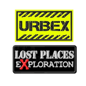 Può includere: Due toppe ricamate. La toppa superiore è gialla con strisce nere di pericolo e la parola "URBEX" in nero. La toppa inferiore è nera con le parole "LOST PLACES EXPLORATION" in bianco e una "X" rossa.