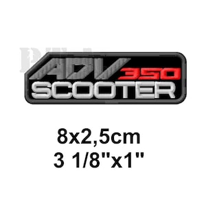 Puede incluir: Parche bordado con el texto "ADV 350 SCOOTER" en blanco y rojo sobre fondo negro. Mide 8 cm x 2,5 cm.