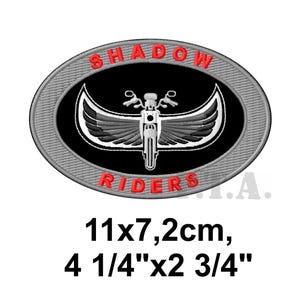 Könnte beinhalten: Eine weiße Keramik-Tasse mit schwarzem Henkel und dem Text "But First, Coffee" in handschriftlichem Stil. Die Tasse steht auf einer weißen Oberfläche. Die Tasse ist etwa 10 cm hoch.