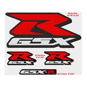 Op de afbeelding: Vier zwarte en witte GSX-R motorfiets stickers met rode letters. De grootste sticker is 25,8 cm bij 12 cm. De kleinste sticker is 12,7 cm bij 8 cm.