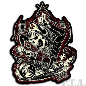 Peut inclure: Une illustration en noir et blanc d'un squelette conduisant une moto. Le squelette porte une veste en cuir noire et une croix rouge sur la tête. La moto a des flammes qui sortent du pneu arrière. L'arrière-plan est un motif de tourbillon rouge et noir.