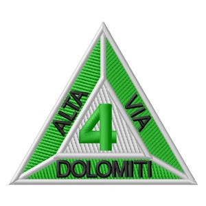 Può includere: Una toppa ricamata triangolare con sfondo verde brillante e bordo bianco. Il centro mostra un grande numero 4 verde. Il testo nero ALTA VIA DOLOMITI è ricamato attorno al numero centrale all'interno della forma triangolare.