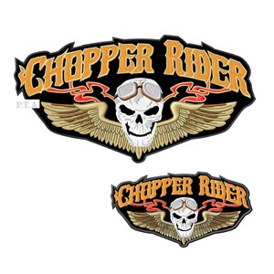 Pode incluir: Patch bordado com uma caveira usando óculos, com asas e as palavras "CHOPPER RIDER" em laranja e amarelo. O patch tem um fundo preto com chamas vermelhas e asas douradas.