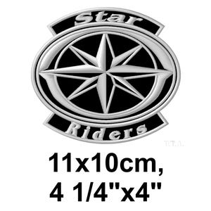 Op de afbeelding: Een zilver en zwart geborduurde patch met de woorden "Star Riders" en een kompasroos ontwerp. De patch meet 11x10cm (4 1/4" x 4").