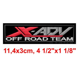 Może przedstawiać: Haftowana naszywka z napisem "XADV OFF ROAD TEAM". Naszywka ma czarne tło z czerwonymi i szarymi literami. Naszywka ma wymiary 11,4 cm x 3 cm.