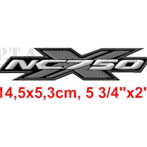 Könnte beinhalten: Gestickter Aufnäher mit dem Text "NC750" in einem stilisierten Design. Der Aufnäher ist grau und weiß und misst 14,5x5,3cm, was etwa 5 3/4" x 2" entspricht.