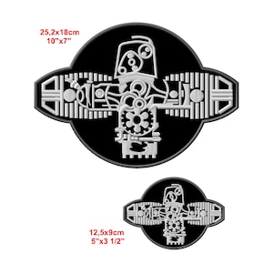 Peut inclure: Deux patchs brodés noir et blanc représentant un dessin détaillé de moteur. Le plus grand patch mesure 25,4 cm sur 17,8 cm et le plus petit patch mesure 12,7 cm sur 8,9 cm.