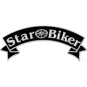 Può includere: Un banner nero con le parole "Star Biker" in un font argentato in stile 3D. Un design a rosa dei venti è centrato sopra la parola "Biker". Il banner ha un bordo argentato e estremità a nastro nere.