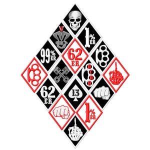 Op de afbeelding: Een ruitvormige patch met geborduurde symbolen en tekst. Het ontwerp bevat een schedel, een motorfietsmotor, boksbeugels, zuigers, een vuist, een middelvinger, het nummer 13 en de tekst "99% ER", "62 ER" en "1% ER". Het kleurenschema is voornamelijk zwart, wit en rood.