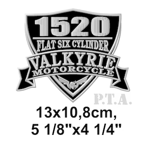 Può includere: Toppa ricamata in bianco e nero con la scritta "1520 FLAT SIX CYLINDER VALKYRIE MOTORCYCLE". La toppa è a forma di scudo con un design a bandiera e ali. Le dimensioni sono 13x10,8cm.