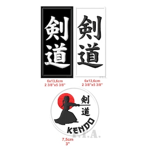 Peut inclure: Écussons brodés avec des caractères Kanji japonais pour le Kendo. Deux écussons rectangulaires, un noir et un blanc, affichent les caractères. Un écusson circulaire montre une silhouette d'une personne pratiquant le Kendo avec le mot "KENDO" et un soleil rouge.