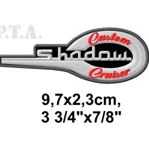 Puede incluir: Parche bordado con las palabras "Shadow Cruiser" en blanco y rojo, con borde gris. El parche mide 9,7 x 2,3 cm (3 3/4" x 7/8"). El parche tiene una forma única, con una larga y delgada extensión a la izquierda.